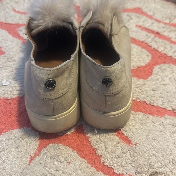 Steve Madden tan shoes with fur pom Pom - Picture 3 of 12